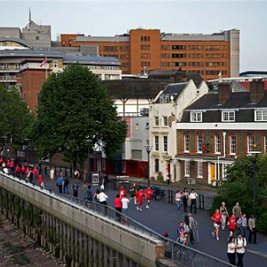 Londyn. Deptak wzdłuż Tamizy na Riverside Wk.